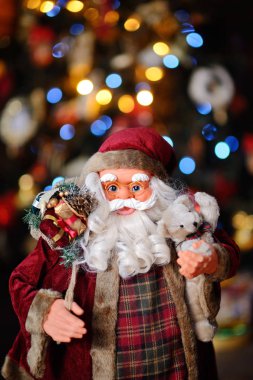 Noel Baba hediyeleri Noel ağacı ışıkları bokeh arka plan üzerinde oyuncakla.