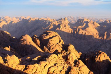Mısır'dan Mount Musa Sina dağlarda gündoğumu, havadan görünümü.