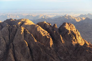 Mısır'dan Mount Musa Sina dağlarda gündoğumu, havadan görünümü.