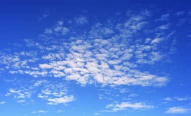 Mavi gökyüzünde beyaz bulutlar.