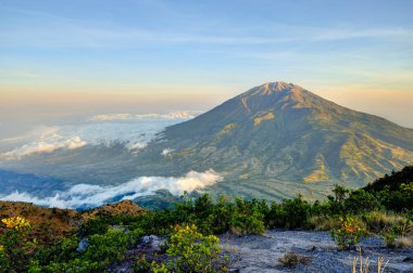Merbabu Dağı'nda gündoğumu Merapi volkanı gelen fantastik bir bakış. Merkezi Java, Endonezya.