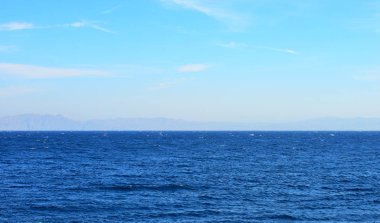 Dahab, Mısır yakınındaki Kızıl Deniz yüzeyine.
