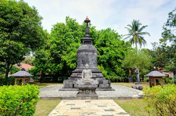 ボロブドゥール近くチャンディ ムンドゥット修道院の仏像 中部ジャワ インドネシア — ストック写真