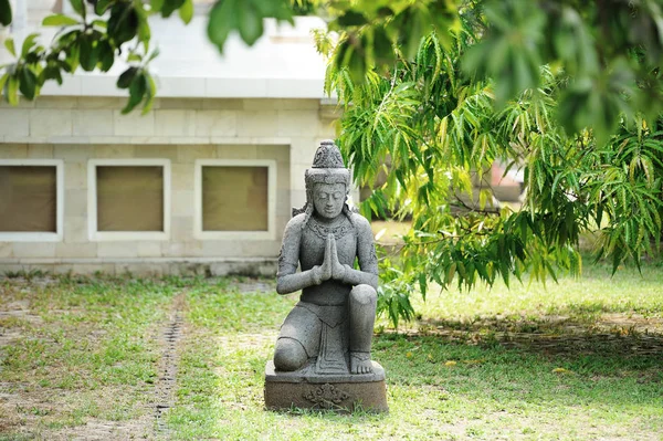 ボロブドゥール近くチャンディ ムンドゥット修道院の古代像 中部ジャワ インドネシア — ストック写真