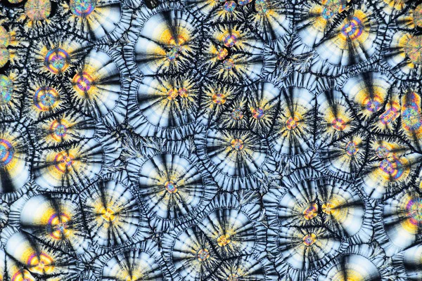 Foto Přes Mikroskop Krystaly Roztoku Kyseliny Askorbové Alkoholu Polarizované Světlo — Stock fotografie