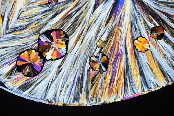 偏振光中的五颜六色的微晶体。照片通过 micr — 图库照片