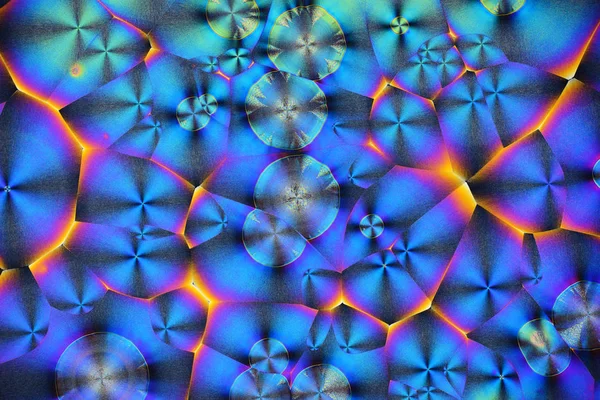 Красочные микрокристаллы в поляризованном свете. Фото через микрофон — стоковое фото