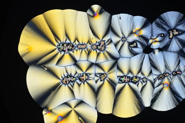 Barevné mikro krystaly v polarizovaném světle. Fotografie micr — Stock fotografie