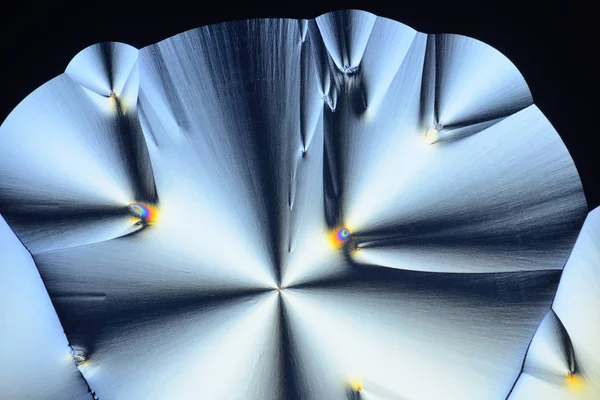 Πολύχρωμα κρύσταλλα μικρο σε πολωμένο φως. Φωτογραφία μέσω ενός micr — Φωτογραφία Αρχείου