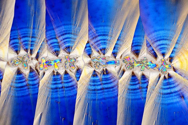 Färgglada micro kristaller i polariserat ljus. Foto genom en micr — Stockfoto
