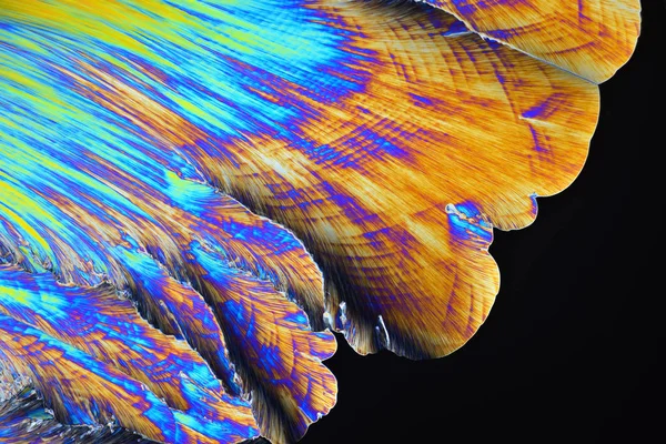 Красочные микрокристаллы в поляризованном свете. Фото через микрофон — стоковое фото