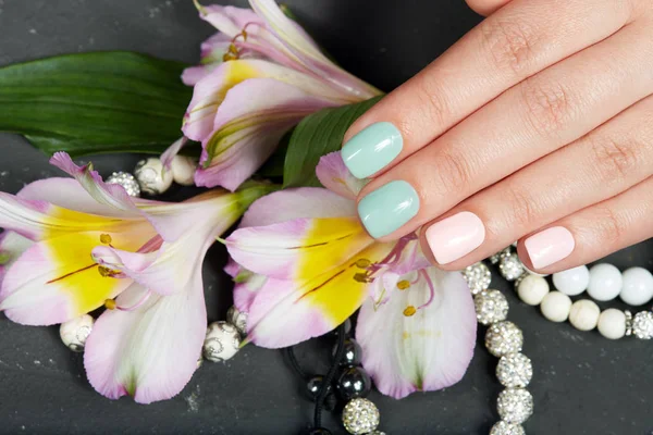 Ręka Krótkim Manicure Paznokcie Kolorze Różowy Zielony Lakier Paznokci Kwiatami — Zdjęcie stockowe