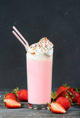 Lezzetli çilekli milkshake krema ile dekore edilmiştir.