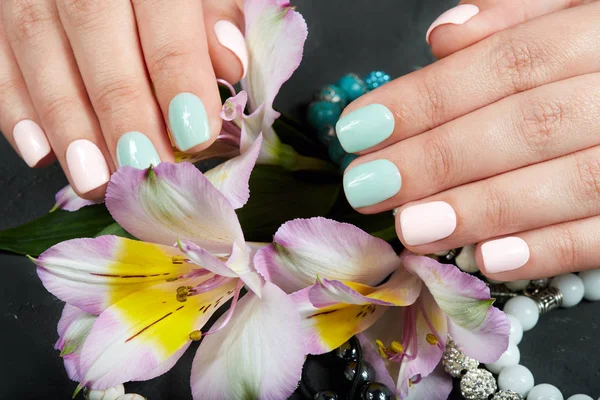 Mãos Com Unhas Curtas Manicured Colorido Com Rosa Verde Esmalte — Fotografia de Stock