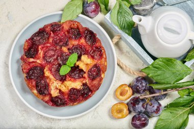 Karamelize erik ile lezzetli pandispanya. Tatlı sonbahar tatlı