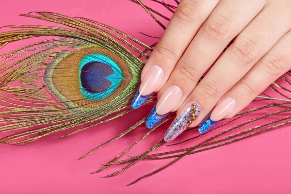 Mão Com Longas Unhas Manicure Azul Artificial Francês Penas Pavão — Fotografia de Stock