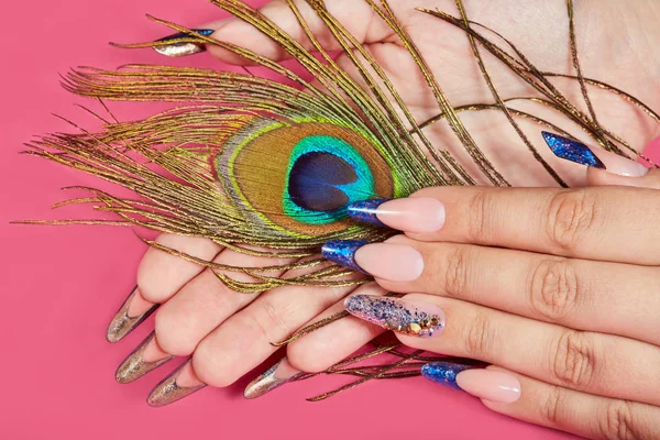 Handen Met Lange Kunstmatige Blauw Frans Gemanicuurde Nagels Peacock Feather — Stockfoto