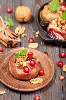 Elma, ceviz, kızılcık ve tarçın ile pişmiş. Lezzetli vejetaryen tatlı