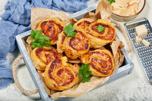 Jambon ve peynirli Pizza lezzetli ev yapımı puf böreği rulo 