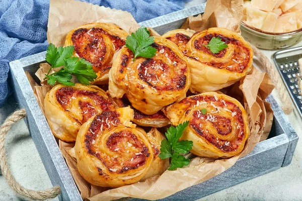 Lahodné Domácí Listové Těsto Pizza Rohlíky Šunkou Sýrem — Stock fotografie