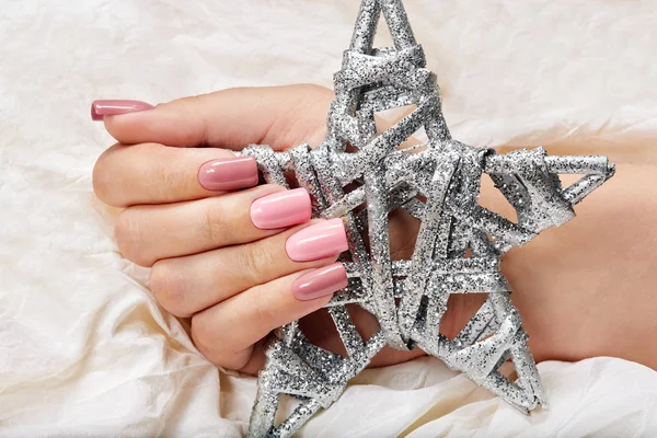 Tutmak bir gümüş yıldız Noel oyuncak el ile uzun yapay pembe manikürlü tırnaklar
