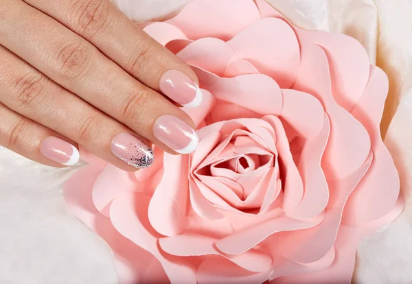 Mano Con Uñas Artificiales Manicura Francesa Rosa Flor —  Fotos de Stock