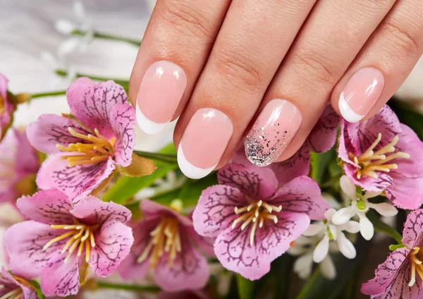 Hand Med Konstgjorda Franska Manikyrerade Naglar Och Rosa Blommor — Stockfoto