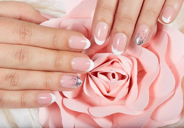 Mãos Com Unhas Artificiais Francesas Manicured Rosa Rosa Flor — Fotografia de Stock