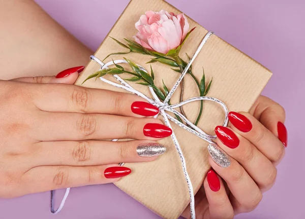 Mãos Com Unhas Manicure Francês Artificial Vermelho Segurando Uma Caixa — Fotografia de Stock