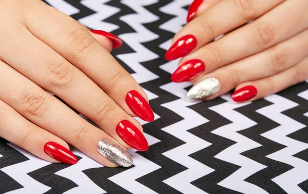 Mani Con Belle Unghie Artificiali Curate Colorate Con Smalto Rosso — Foto Stock