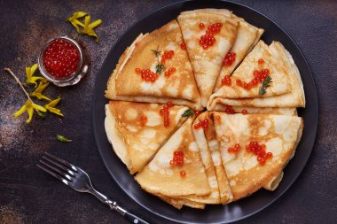 Kırmızı havyar ile lezzetli ince krep. Geleneksel Rus mutfağı. Maslenitsa.