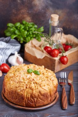 Yumurta ve ıspanak dolgulu lezzetli kapalı tuzlu pasta