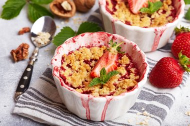 Çilekli crumble turtası. Lezzetli porsiyon tatlı tatlı