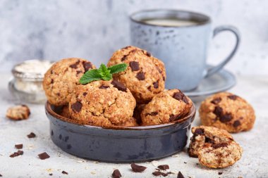 Yulaf gevreği ve çikolata damlaları ile kurabiye. Lezzetli tatlı tatlısı.