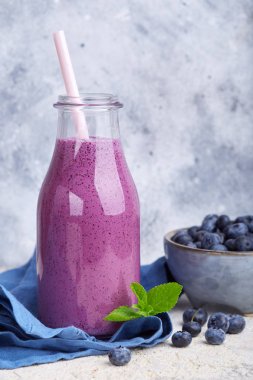 Cam kavanozda yaban mersini smoothie. Sağlıklı yenilenmiş ev yapımı içecek.