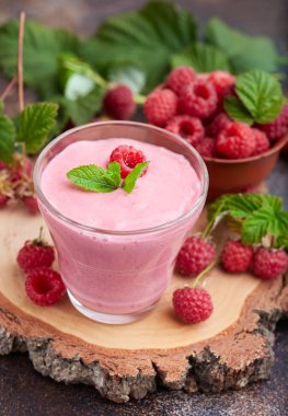 Cam kavanozda ahududu smoothie. Sağlıklı yenilenmiş ev yapımı içecek.