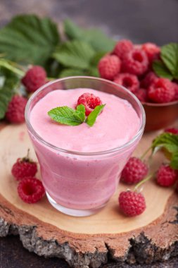 Cam kavanozda ahududu smoothie. Sağlıklı yenilenmiş ev yapımı içecek.