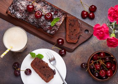 Kirazlı çikolatalı kek. Lezzetli ev yapımı tatlı tatlı. 