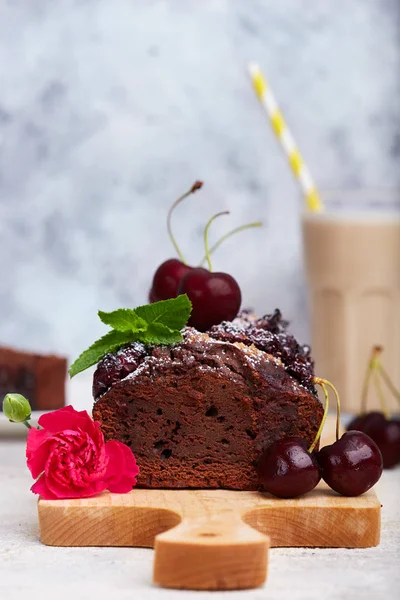 Bolo Chocolate Com Cerejas Deliciosa Sobremesa Doce Caseira — Fotografia de Stock