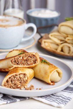 İnce krep krep sığır eti ve yumurta ile doldurulmuş. Geleneksel Rus mutfağı. Maslenitsa.