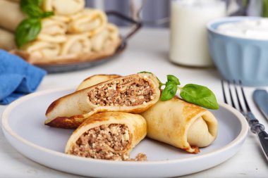 İnce krep krep sığır eti ve yumurta ile doldurulmuş. Geleneksel Rus mutfağı. Maslenitsa.