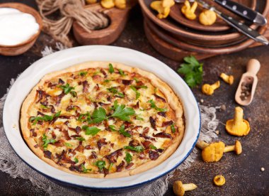 Tavuk eti, chanterelles mantar, soğan ve peynir ile Quiche açık tart pasta