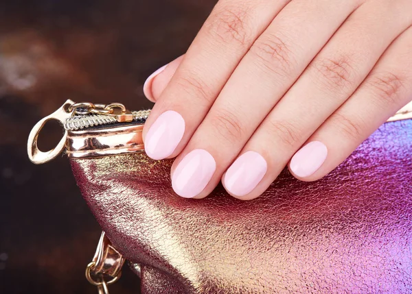 Mano Con Unghie Corte Curate Colorate Con Smalto Rosa — Foto Stock