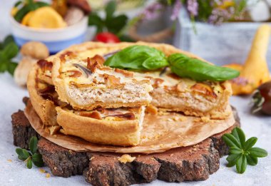 Tavuk eti, orman mantarı, soğan ve peynir ile Quiche açık tart pasta 