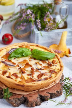 Tavuk eti, orman mantarı, soğan ve peynir ile Quiche açık tart pasta 