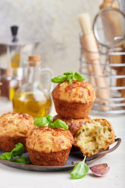 Peynirli kekler, sarımsak ve otlar. Tuzlu tat