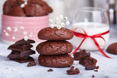 Çikolatalı brownie kurabiye süt bardak ile servis