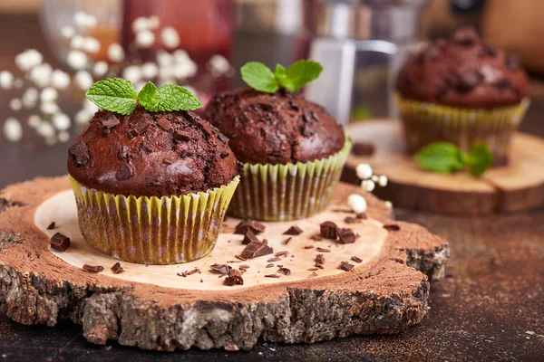 Chocolade Muffins Met Stukjes Chocolade Heerlijk Zelfgemaakt Zoet Dessert Koffiepauze — Stockfoto