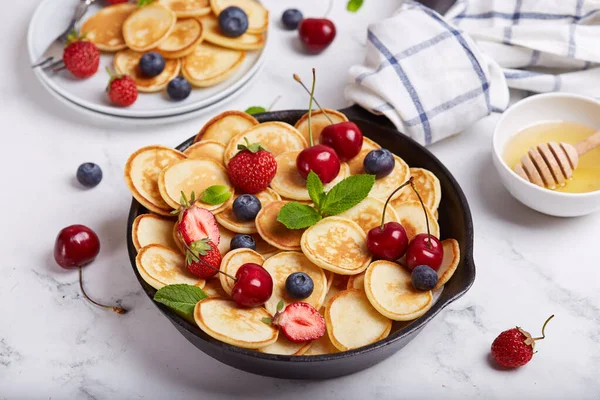 Mini Pancakes Fresh Berries Honey Breakfast — Stock Photo, Image