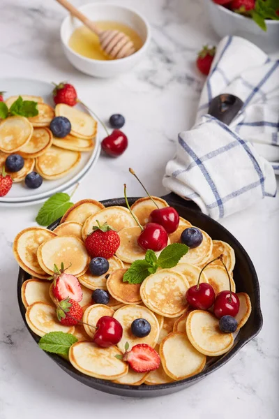 Mini Pancakes Fresh Berries Honey Breakfast — Stock Photo, Image